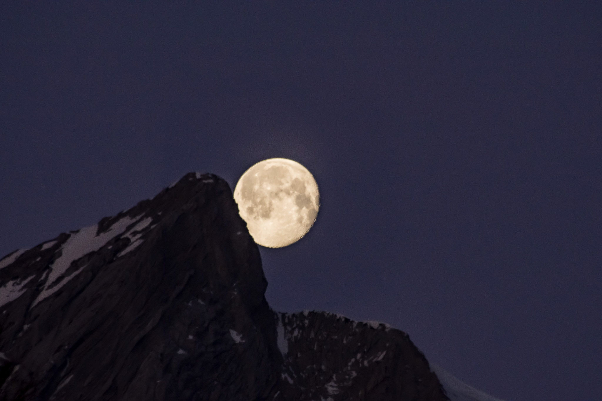 La pleine lune dévale de la montagne